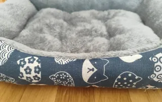 Cama para perro azul y gris