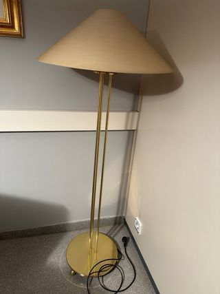 Lámpara de pie dorada para comedor