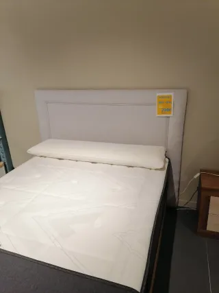 Cabecero de tela beige y blanco