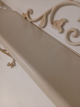 Estantería de hierro forjado beige