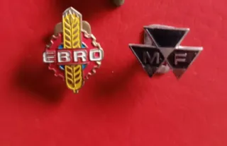 Lote de 2 pines antiguos: EBRO y Massey Ferguson