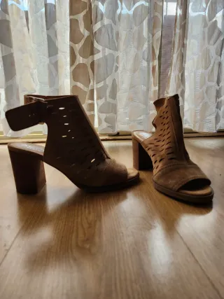 Sandalias de tacón abiertas con diseño troquelado