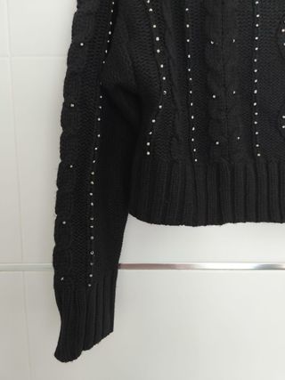 Jersey de punto negro con tachuelas