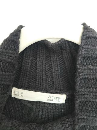 Jersey de punto negro con tachuelas