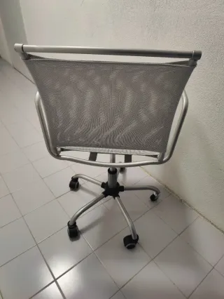 Silla de oficina giratoria metálica