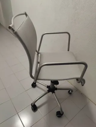 Silla de oficina giratoria metálica