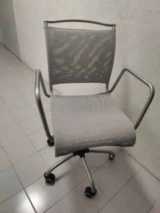 Silla de oficina giratoria metálica