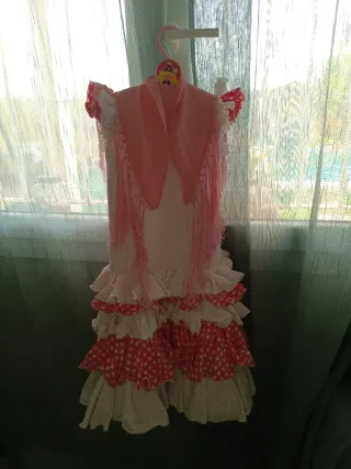 Traje de flamenca rosa y blanco