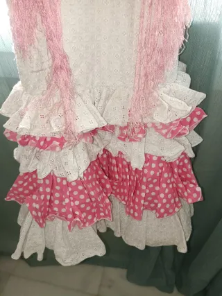 Traje de flamenca rosa y blanco