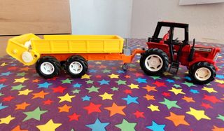 Tractor de juguete con remolque