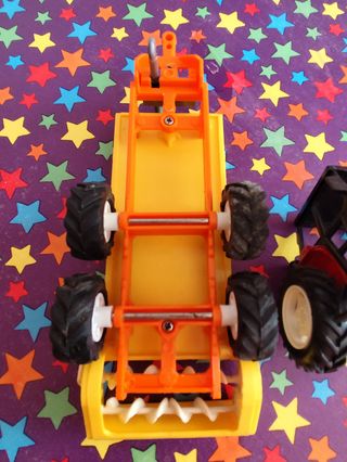 Tractor de juguete con remolque