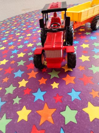 Tractor de juguete con remolque