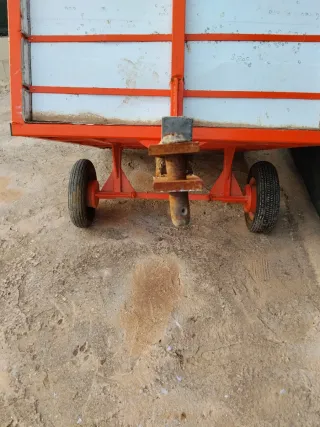 Remolque tractor metálico naranja