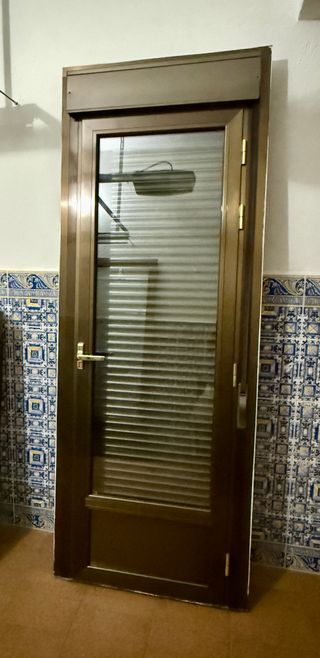 Puerta aluminio doble acristalamiento y persiana
