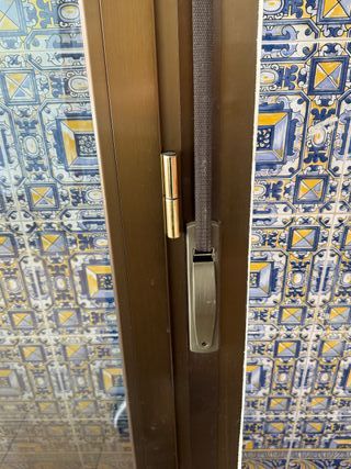 Puerta aluminio doble acristalamiento y persiana