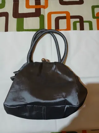 Bolso de mano gris con volantes