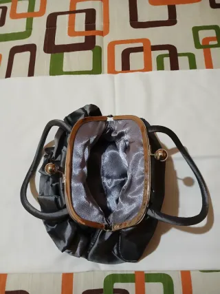 Bolso de mano gris con volantes