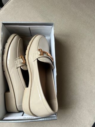 Mocasines charol nude Talla 36, pocos usos.
