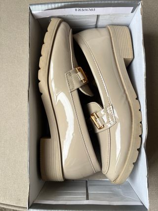 Mocasines charol nude Talla 36, pocos usos.