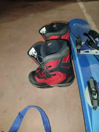 Snowboard e Scarponi Taglia 42