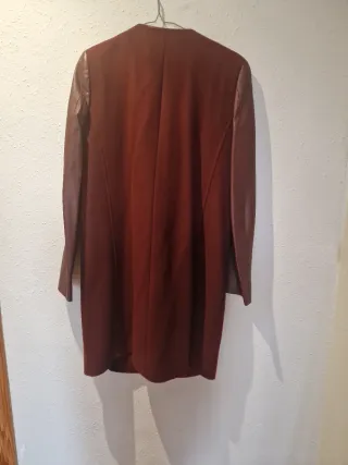 Abrigo Zara Rojo con Mangas de Piel