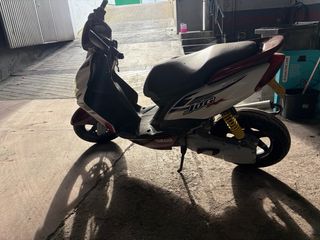 Yamaha Jog RR Roja y Blanca