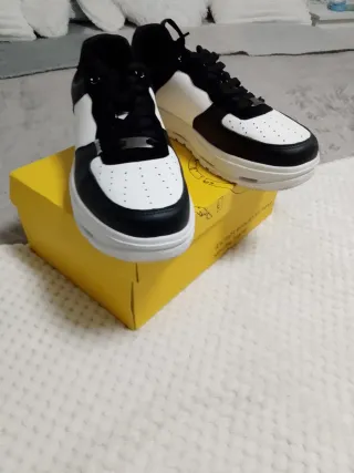 Zapatillas deportivas negras y blancas talla 42