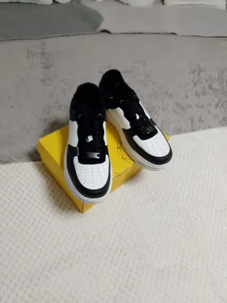 Zapatillas deportivas negras y blancas talla 42