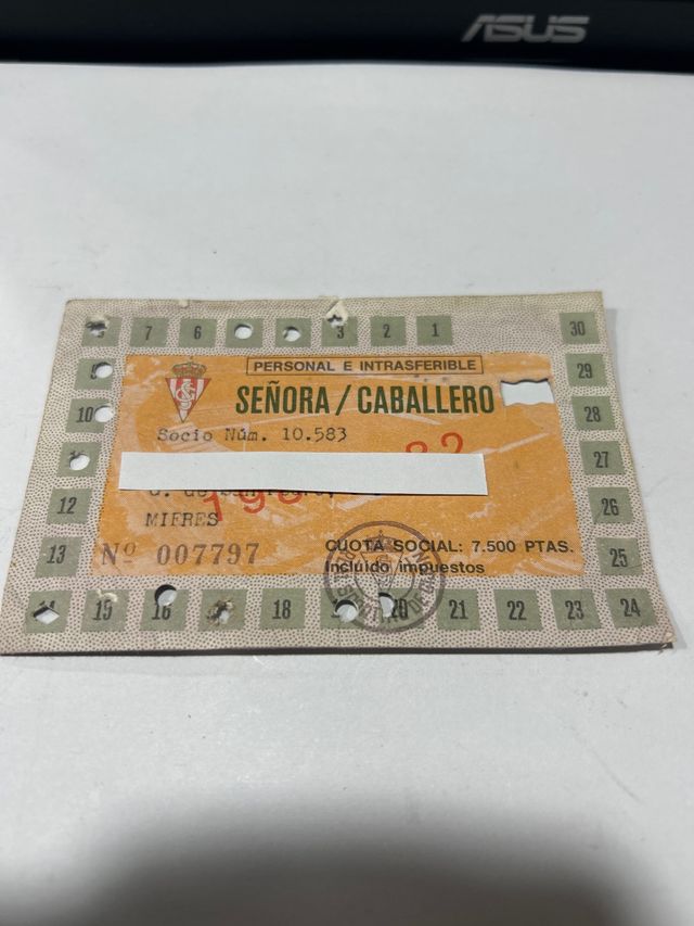 Carnet Antiguo Sporting Gijón Socio temporada 81-8