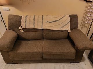 Sofá 2 cuerpos extensible marrón. Tengo 2!