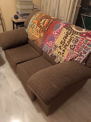 Sofá 2 cuerpos extensible marrón. Tengo 2!