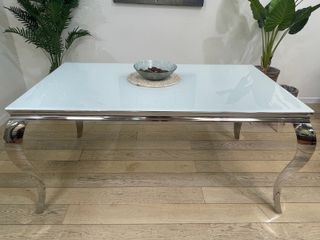MESA DE COMEDOR DE CRISTAL Y PATAS CROMADAS
