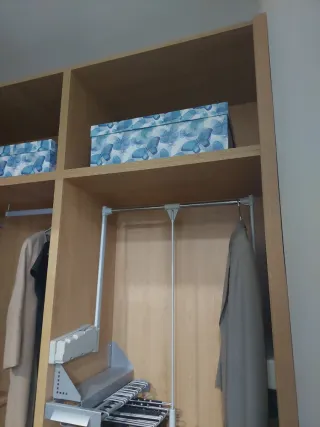 Vestidor de madera y metal