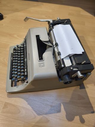 Máquina de escribir Olivetti LINEA 90