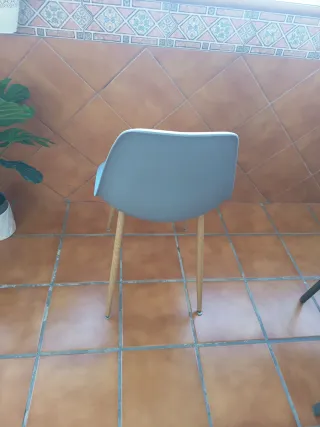 Silla de estudio gris  y madera