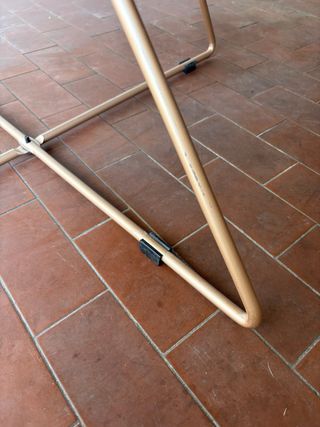 Poltroncina in velluto nero con cuscino decorativo