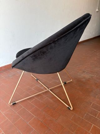 Poltroncina in velluto nero con cuscino decorativo