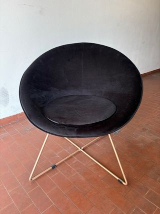 Poltroncina in velluto nero con cuscino decorativo