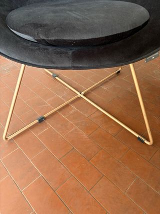 Poltroncina in velluto nero con cuscino decorativo