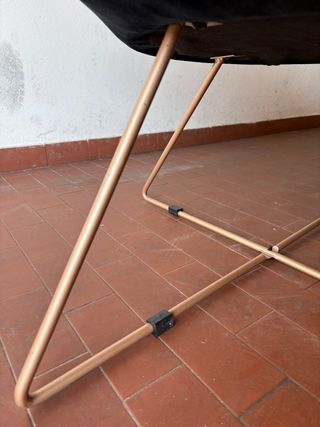 Poltroncina in velluto nero con cuscino decorativo