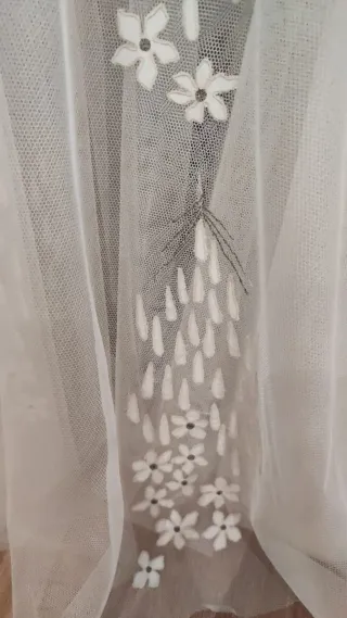 Tul bordado antiguo con hojas de satén de 1960