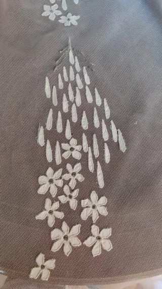 Tul bordado antiguo con hojas de satén de 1960