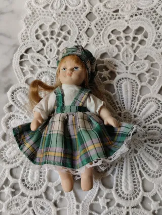 Muñeca de porcelana con traje de cuadros, clásico