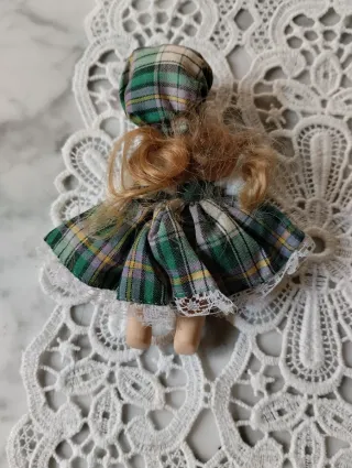 Muñeca de porcelana con traje de cuadros, clásico