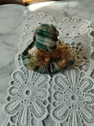 Muñeca de porcelana con traje de cuadros, clásico