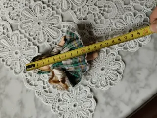 Muñeca de porcelana con traje de cuadros, clásico