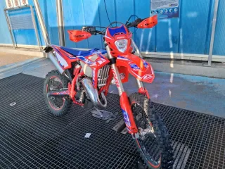 Moto Beta Enduro Roja y Azul