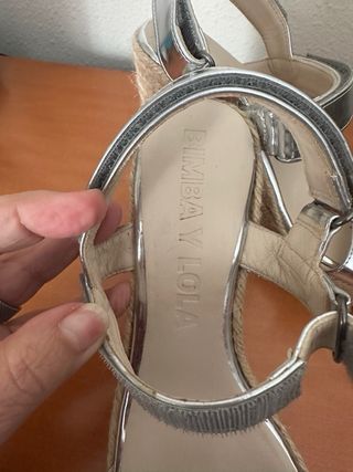 Sandalias cuña plateadas