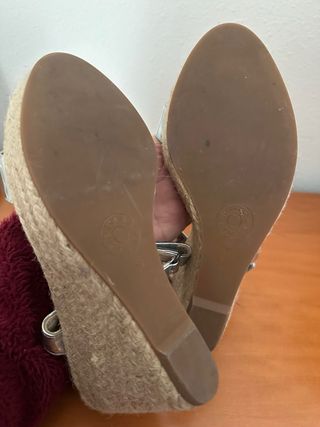 Sandalias cuña plateadas