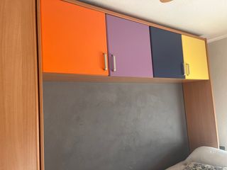 Puente de cama con armarios de colores